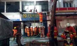 Terdengar Ledakan dari Ruko Dekat Tugu Pahlawan yang Terbakar