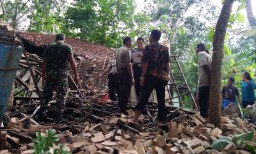 Hujan Disertai Angin Robohkan Rumah di Ponorogo