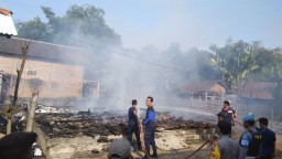 Diduga Dibakar Anak Sendiri, Sebuah Rumah di Ponorogo Ludes Terbakar