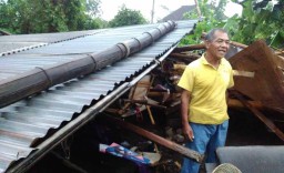 Angin Kencang, Satu Rumah di Ngawi Rusak Tertimpa Pohon Tumbang