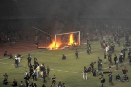 Suporter Persebaya Mengamuk di GBT, Gubernur Khofifah: Usut Tuntas