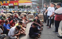 Gerebek Judi Sabung Ayam di Surabaya, Polisi Amankan Mobil Plat Merah