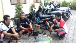 Aneh, Pemilik Ayam ini Malah Lari ke Hutan Setelah Tahu Siapa Tamunya