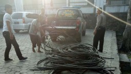 Komplotan Pencuri Kabel Telkom di Ngawi Beraksi Disiang Bolong