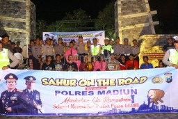 Jalin Kedekatan dengan Warga, Polres Madiun Gelar Sahur On The Road