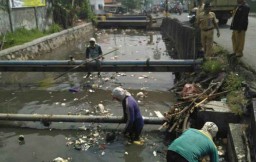 Pemkab Sidoarjo Dorong Perdes Beri Sanksi Pembuang Sampah di Sungai