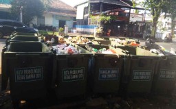 Warga Keluhkan Sampah di Alun-alun Probolinggo