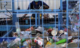 Larangan Penggunaan Plastik Ancam Kehidupan 25 Juta Pemulung