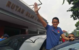 Jenguk Ahmad Dhani Selama 15 Menit, Sandiaga Uno Berikan Support