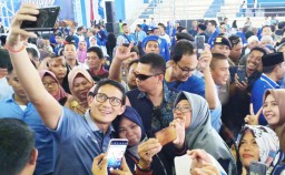 Mampir Madiun, Cawapres Sandiaga Dapat Hadiah Rajutan dari Emak-emak