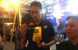Di Kediri, Cawapres Sandiaga dan Haji Lulung Cicipi Jajanan Kekinian