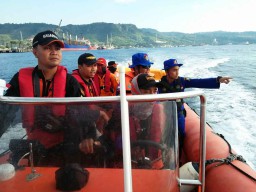 Hari Kedua Pencarian Penumpang Kapal yang Terjun ke Selat Bali