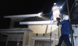 Petugas Damkar Evakuasi Sarang Tawon dari Atap Rumah Warga