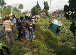 Bus Mini Wisata asal Ngawi Terguling di Jalur Sarangan, 3 Tewas