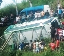 Bus Wisata Terguling di Jalur Sarangan, Polisi: Isi Rombongan RT