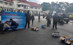 Perbaiki Jalan Berlubang, Warga di Malang Gelar Aksi Penggalangan Koin