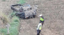 Diduga Selip, Mobil Pikap Terjun ke Jurang  