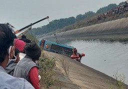 Bus Terjun ke Sungai di India, 40 Orang Tewas