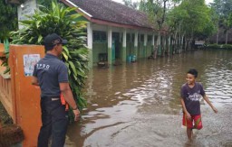 Banjir Juga Terjadi di Kediri, Sekolah Terendam