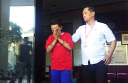 Polisi Bongkar Jaringan Prostitusi Layanan Seks Threesome di Surabaya