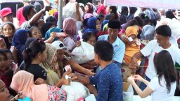Relawan Jokowi Gelar Pasar Sembako Murah di Surabaya
