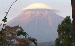 Fenomena Gunung Semeru 'Bertopi', Pertanda Apa?