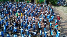 Meriah! Ratusan Pelajar Pacitan Ikuti Senam Dayung Massal