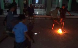Bermain Sepak Bola Api Semarakkan Malam Ramadan di Tulungagung
