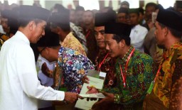 Presiden Jokowi Serahkan 253 Sertifikat Tanah Wakaf di Ngawi