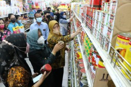 Ning Ita dan Dinkes PPKB Kota Mojokerto Sidak Mamin, Ini Hasilnya