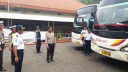 Polisi dan Dishub Cek Kesiapan Bus Angkutan Mudik di Surabaya