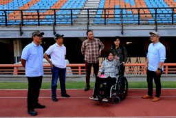 Pantau Perbaikan Stadion GBT, Ini Perintah Wali Kota Risma