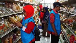 Gelar Sidak, Petugas Temukan Makanan Kemasan Tak Layak Jual di Blitar