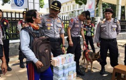 Sidak Jasa Penukaran Uang Baru di Surabaya