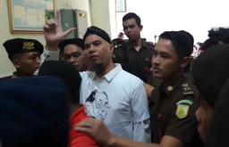 Ahmad Dhani Mengaku Tidak Diperbolehkan Bicara Kepada Wartawan