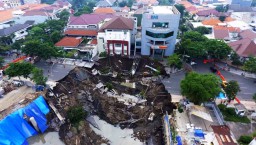Di Balik Amblesnya Jalan Raya Gubeng, Siapa Paling Tanggung Jawab?
