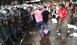 Bentrok Massa dan Polisi Pada Simulasi Pengamanan Pemilu di Malang