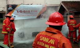 Kantor KPU Malang Dibakar Dalam Simulasi Pengamanan Logistik Pemilu