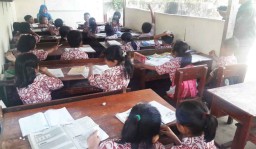 Kekurangan Kelas, Siswa SD di Tulungagung Belajar di Parkiran Sepeda