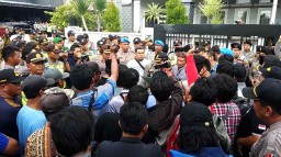Rumah Caleg di Banyuwangi Bermasalah, Pendukung Hadang Juru Sita