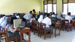 Listrik Padam Akibat Angin Puting Beliung, UNBK di Blitar Pakai Genset