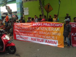 Spanduk Sambut Prabowo dari Pendukung Jokowi di Surabaya