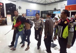 Kereta Api Jurusan Malang di Surabaya Diserang, Kaca Jendela Pecah