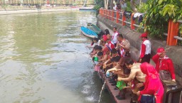 Palajar SD Kaliasin Surabaya Tebar 8000 Bibit Ikan di Sungai Kalimas