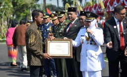 Beri Penghargaan Supriadi, Risma: Saya Ingin Lahir Messi dari Surabaya