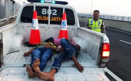 Dua Pemuda Tanpa Identitas Ditemukan Terkapar di Suramadu