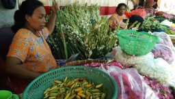 Berburu Bunga Tujuh Rupa Jelang Ritual Malam Satu Suro