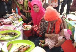 Ketika Bu Susi Menggendong Bayi di Ponpes Blok Agung