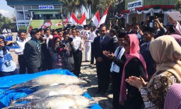 Kampanye Makan Ikan, Menteri Susi Bagikan 5 Ton Tuna di Pondok Gontor