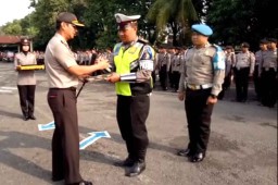 Dapat Penghargaan, Polisi Penolong Pemulung Rebut Simpati